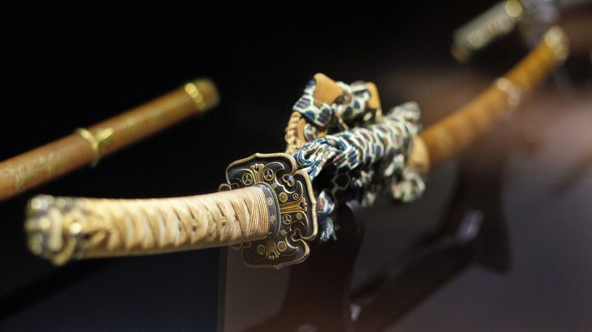 Weil er sich wehren will, greift der Senior zu einem Samurai-Schwert. Symbolfoto: Ronald Wittek/picture-alliance/dpa