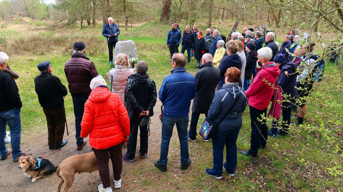 Der Gedenkstein am Schießstand Sahlenburg ist ein Mahnmal gegen das Vergessen und erinnert an Menschen, die bereit waren, für den Frieden zu sterben. Sie setzten damit ein Zeichen der Menschlichkeit mitten in einer Zeit voller Hass und Gewalt. Foto: Tonn
