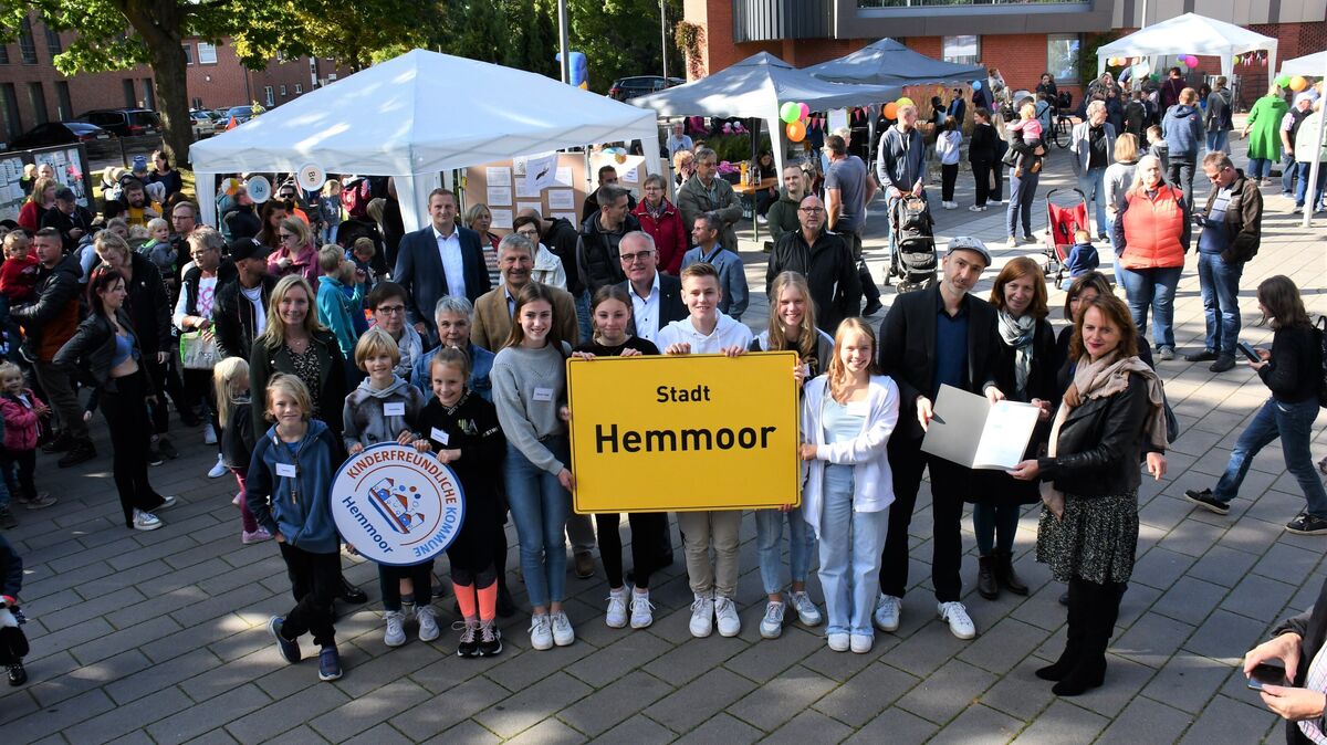 Im September 2022 erfolgte im Rahmen eines großes Kinderfestes und im offiziellen Rahmen die Auszeichnung der Stadt Hemmoor als "Kinderfreundliche Kommune". Ob die Stadt dieses "Siegel" auch künftig noch in den nächsten Jahren tragen darf, muss sich zeigen. Die Stadt hatte sich verpflichtet, ganz konkrete Ziele zu erreichen. Archivfoto: Schröder
