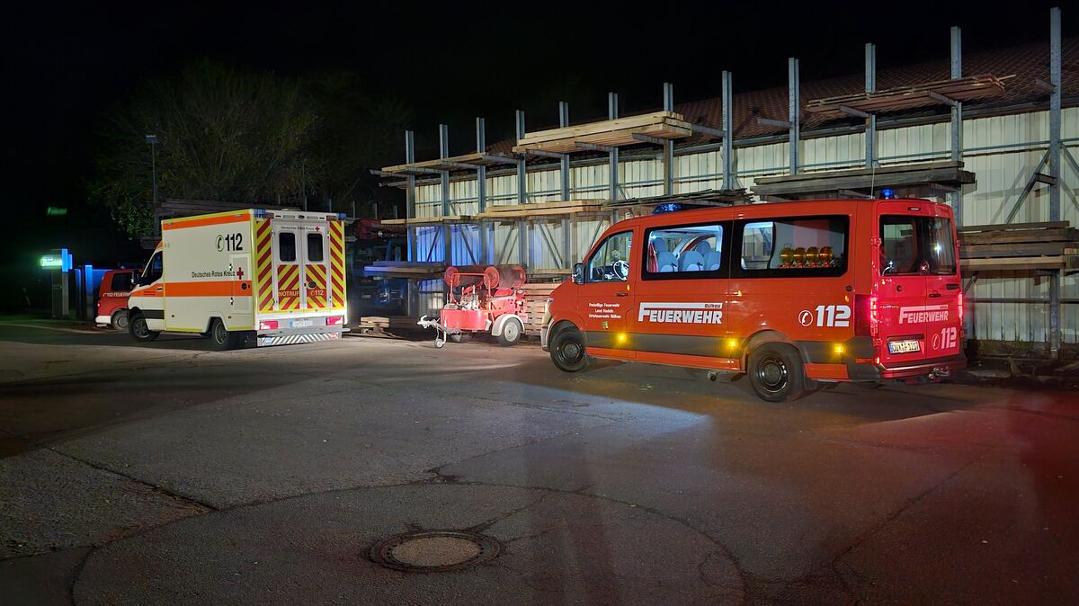 Am Rettungwagen der DRK-Bereitschaft Land Hadeln befindet sich die Patientensammelstelle, wohin die verletzten Patienten zur weiteren Versorgung gebracht werden müssen. Foto: Lange