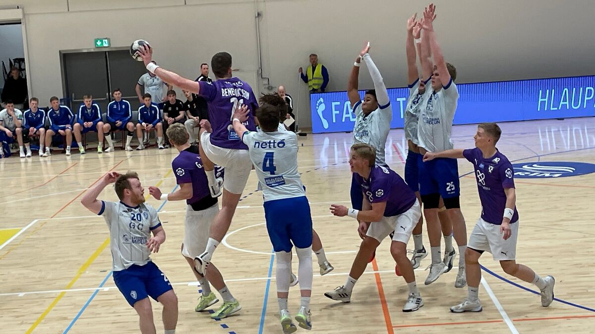 FH Hafnarfjördur im Angriff gegen IR Reykjavik: Die Mannschaft aus Cuxhavens Partnerstadt siegt 33:25 und befindet sich auf dem Weg in die Meisterschafts-Endrunde. Foto: Witthohn