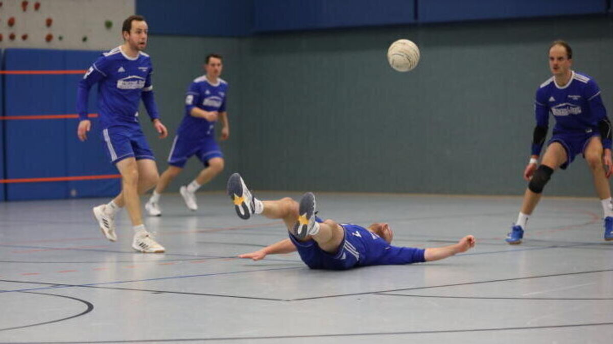 Die Faustballer des SV Armstorf kämpften um jeden Ball. Der Einsatz gegen VfK Berlin wurde mit einem glatten 5:0-Sieg belohnt. Foto: Unruh