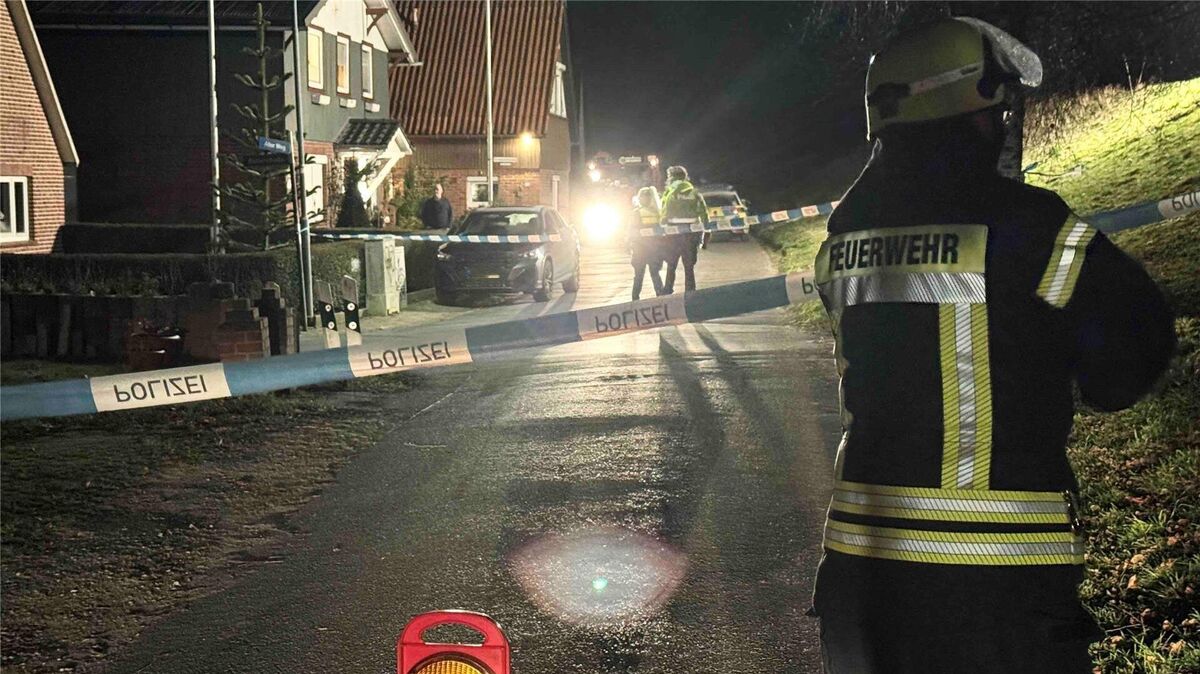 Die Polizei sperrt die Straße am Elbdeich in Drochtersen-Dornbusch ab. Foto: Hellwig