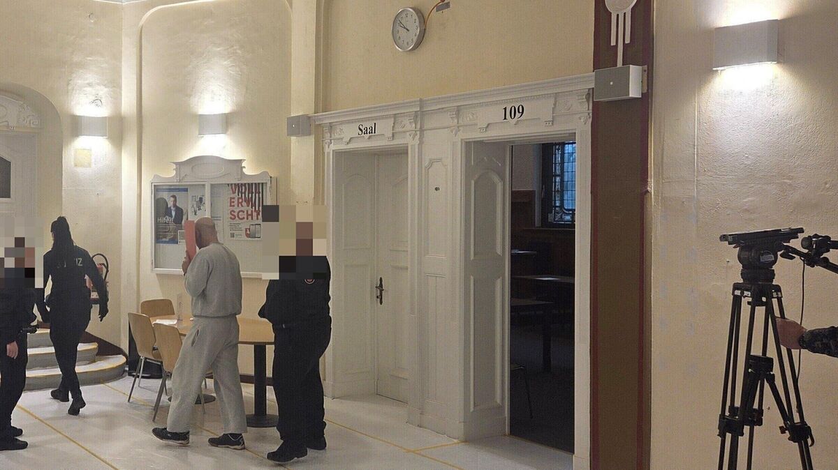 Der Angeklagte wird von Justizbeamten aus dem Saal 109 des Landgerichts Stade geführt, wo der Prozess wegen versuchter Anstiftung zum Mord begann. Foto: Brettschneider