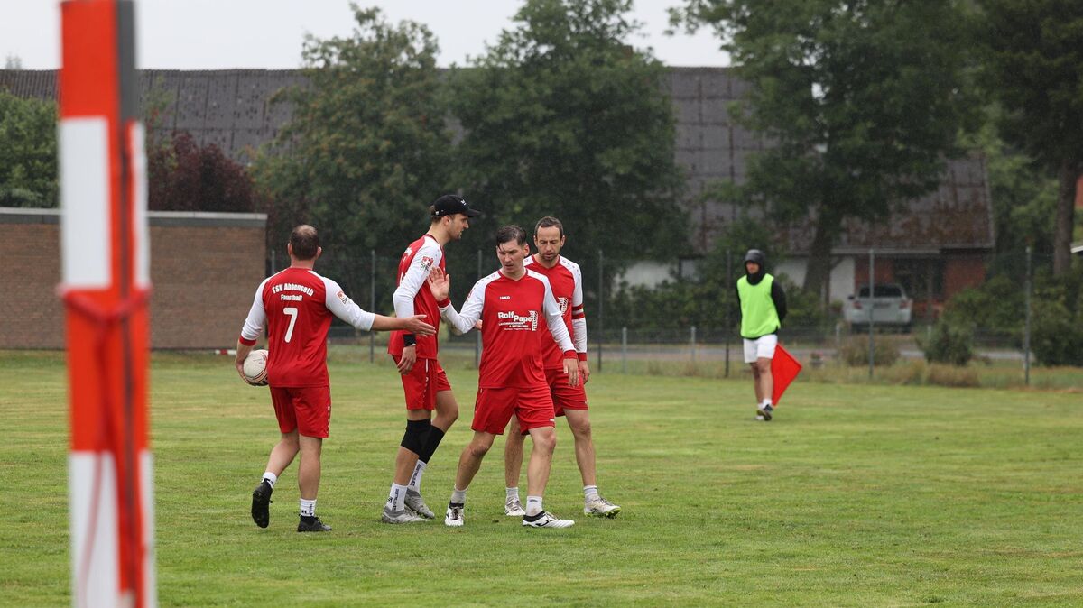TSV Abbenseth zeigte sich nicht nur wie hier auf heimischem Boden stark: Denn in Düdenbüttel feierten sie den Vizetitel in der 2. Bundesliga Nord. Foto: May