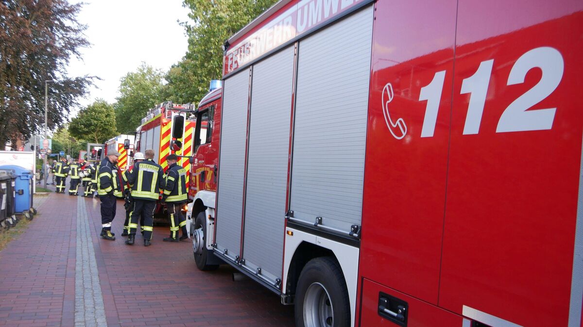 Feuerwehrkräfte der Ortswehren Warstade und Basbeck rückten zu einem Rauchmelderalarm in einem Seniorenheim in Hemmoor aus. Foto: Jürgen Lange