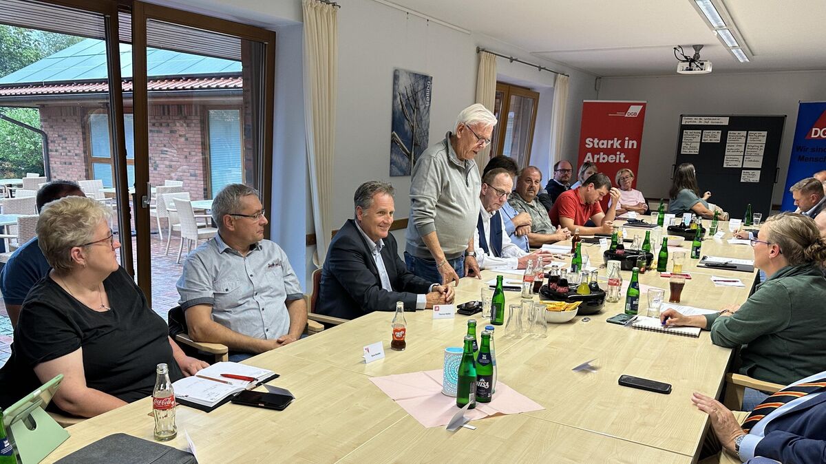 Im Kubi saßen sich Gewerkschafterinnen und Gewerkschaft und Lokalpolitik direkt gegenüber. Das Fachgespräch stellte die Themen Arbeit und Verkehr in den Vordergrund. Foto: Reese-Winne