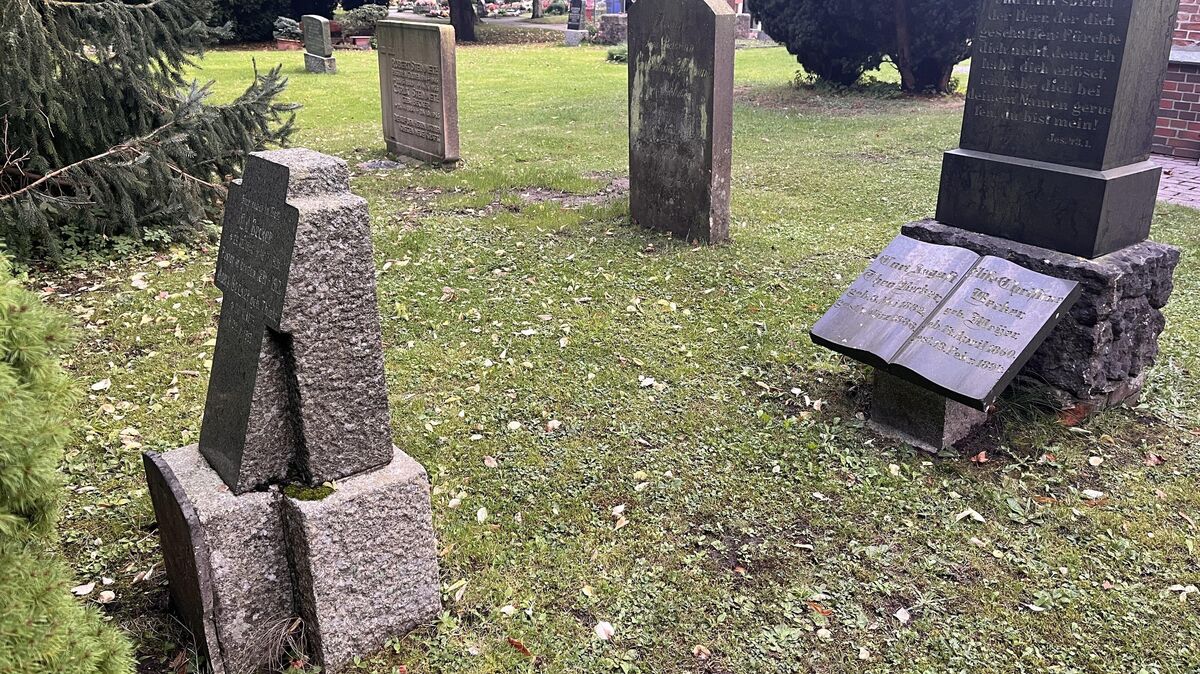 Fast im Gebüsch verborgen, ganz links unten, befindet sich auf dem Grodener Friedhof die Erinnerungstafel an Erna Becker-Ernst in der Nähe der Grabstätten ihrer Familienmitglieder. Foto: Reese-Winne