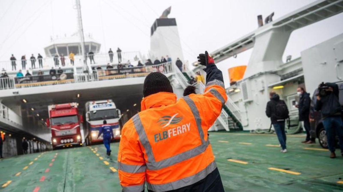 Seit März verkehrt die Elbferry zwischen Cuxhaven und Brunsbüttel. Corona hat den Start für das neue Fähunternehmen erschwert - die Betreiber sind dennoch optimistisch. Foto: Schuldt