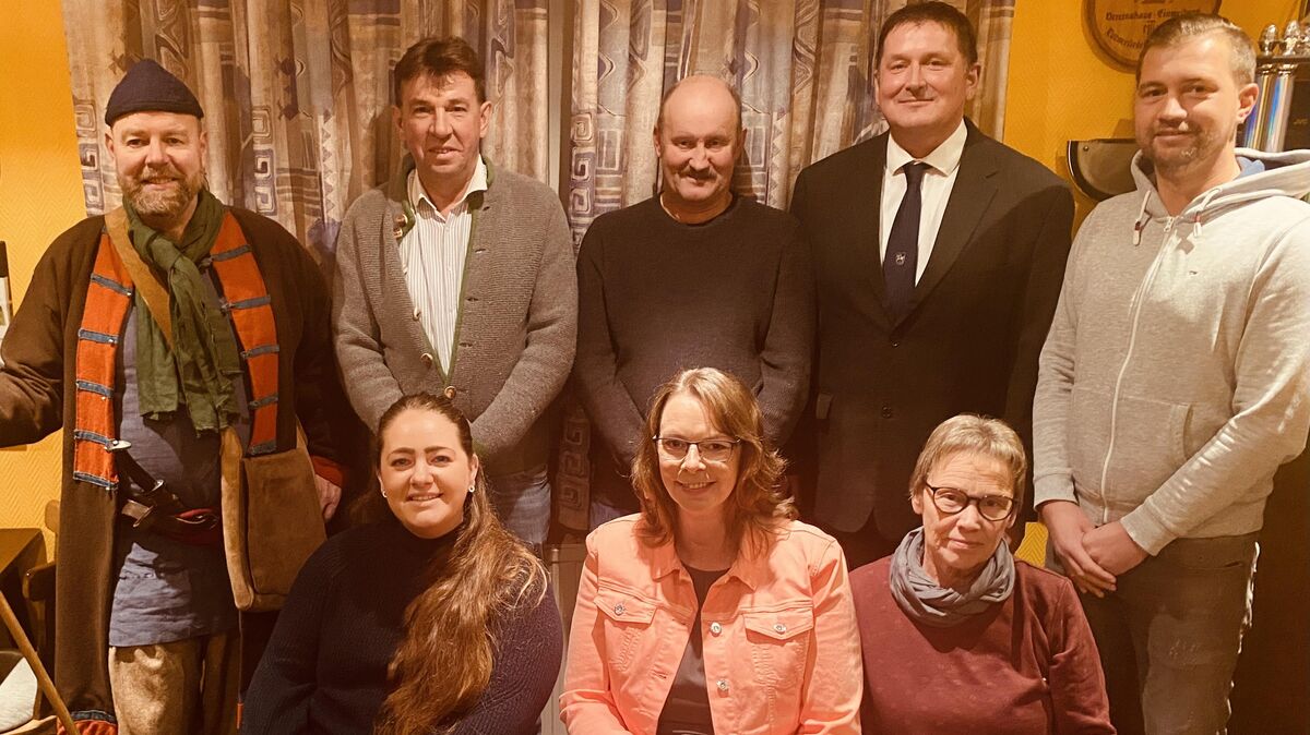 Das Organisationskomitee für die 100-Jahr-Feier des MTV Lüdingworth: "Carsten-Niebuhr" Bernd Kunze, Gerhard Schröder, Thomas Söhle, Thomas Brunken und Jens Bochmann. Sitzend Jana Wilhelm, Sylvia Klug und Silvia Romberg. Es fehlt Dirk Brede. Foto: Dominique Brunken