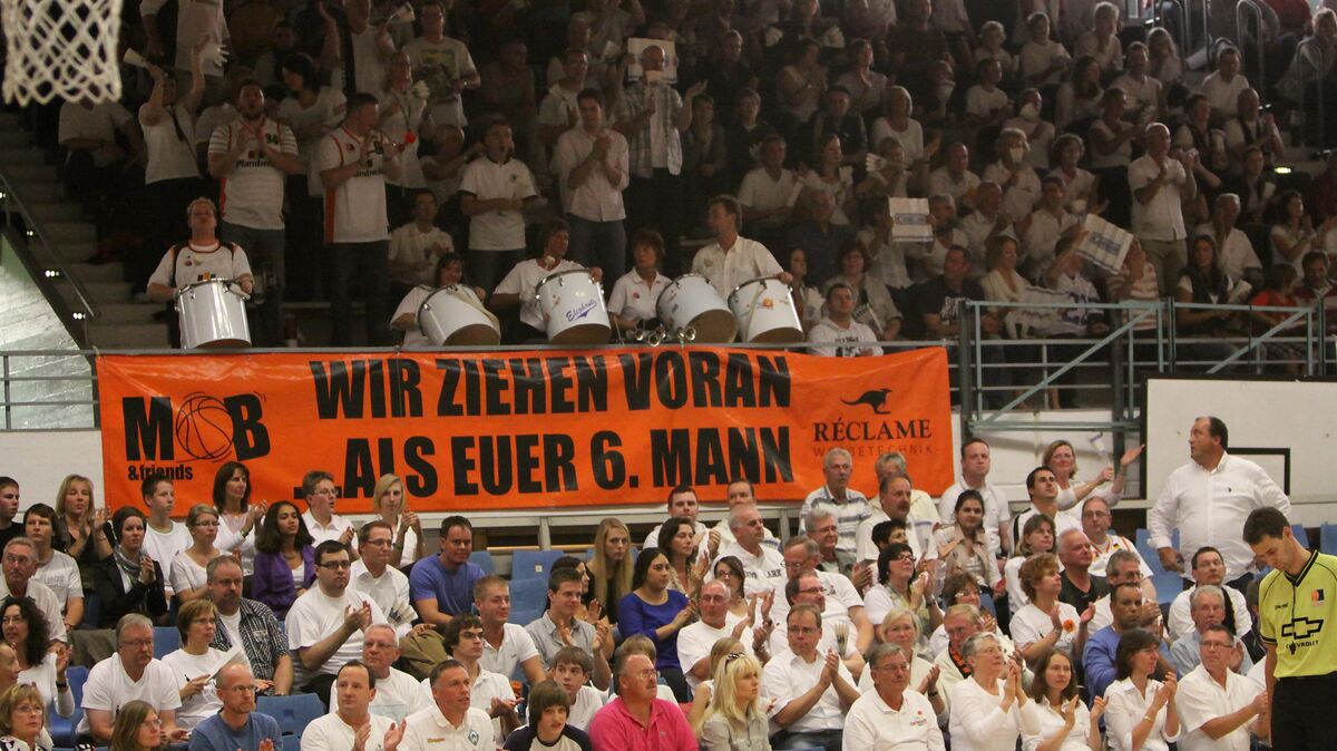 Lang ist es her, dass die Cuxhaven BasCats zu Zweitligazeiten so viele Zuschauer in die Rundturnhalle lockten. Davon ist der Basketballstandort derzeit meilenweit entfernt, doch die Verantwortlichen wollen an die alten Zeiten anknüpften - zumindest erstmal namenstechnisch. Archivfoto: Spreckelsen