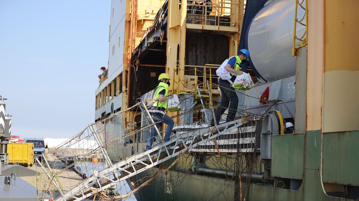 Neben Geschenktüten und den sogenannten Fun-Boostern hatten die Mitarbeiter der Seemannsmission Cuxhaven auch Internet-Router im Gepäck. Foto: Fischer