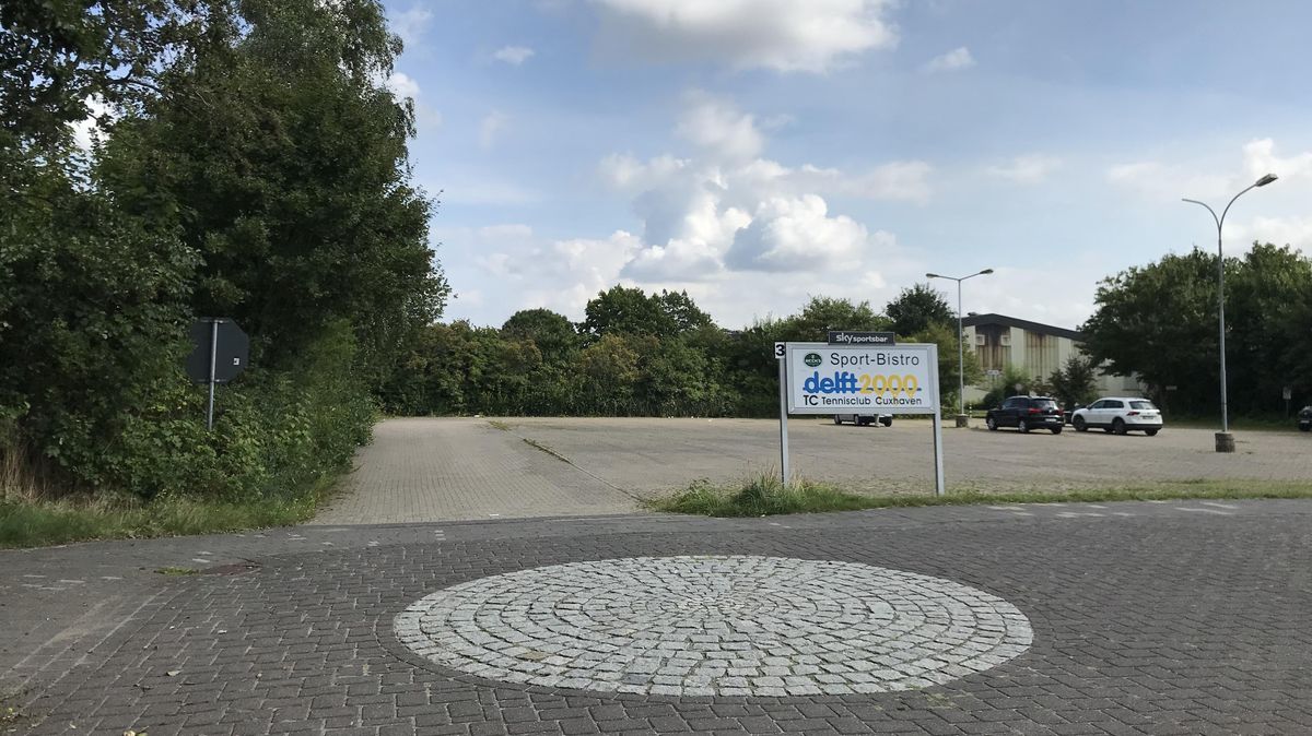 Wird dies in - realistischerweise eher fernerer - Zukunft der Weg in die Schule? Steht hier bald einmal neben dem Tennisclub- auch das Schild der Gorch-Fock-Schule? Alles Verhandlungssache. Die Stadt hätte am liebsten schon im Herbst Gewissheit, ob sie an dieser Stelle planen kann. Foto: Reese-Winne