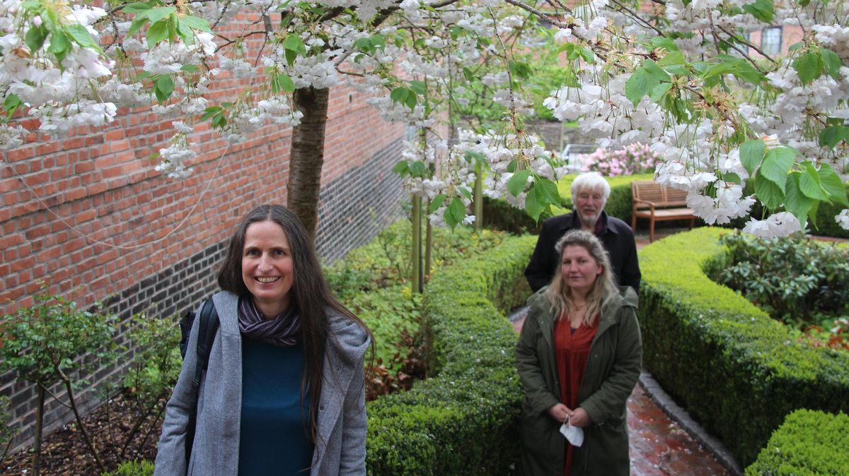 Unter Kirschbaumblüten im Garten des Voß-Hauses: die neue Stadtschreiberin Almut Tina Schmidt (l.) wird von Julia Heuer und Hans-Volker Feldmann herzlich willkommen geheißen Foto: Kramp