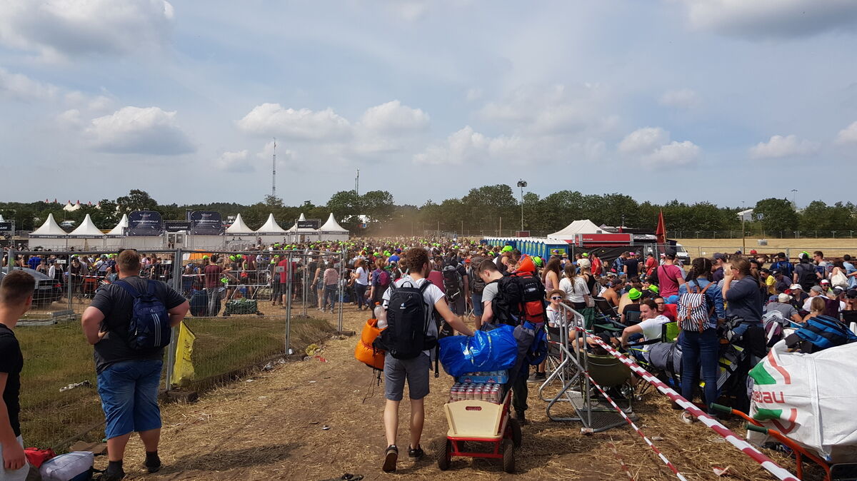 Für ein gelungenes Festival-Wochenende sollten die Taschen mit allen wichtigen Dingen gepackt sein. Archivfoto: Konken