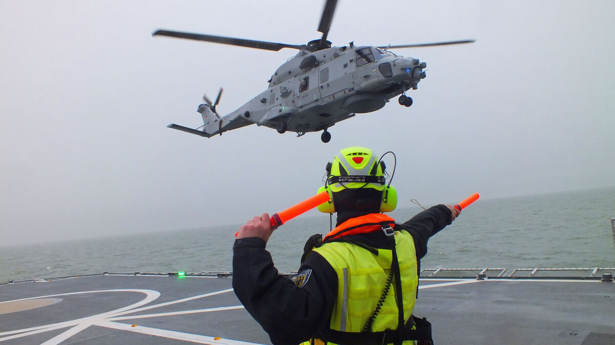 Der FDO (flight deck operator) unterstützt den Piloten der NH90. Foto: Bundespolizei