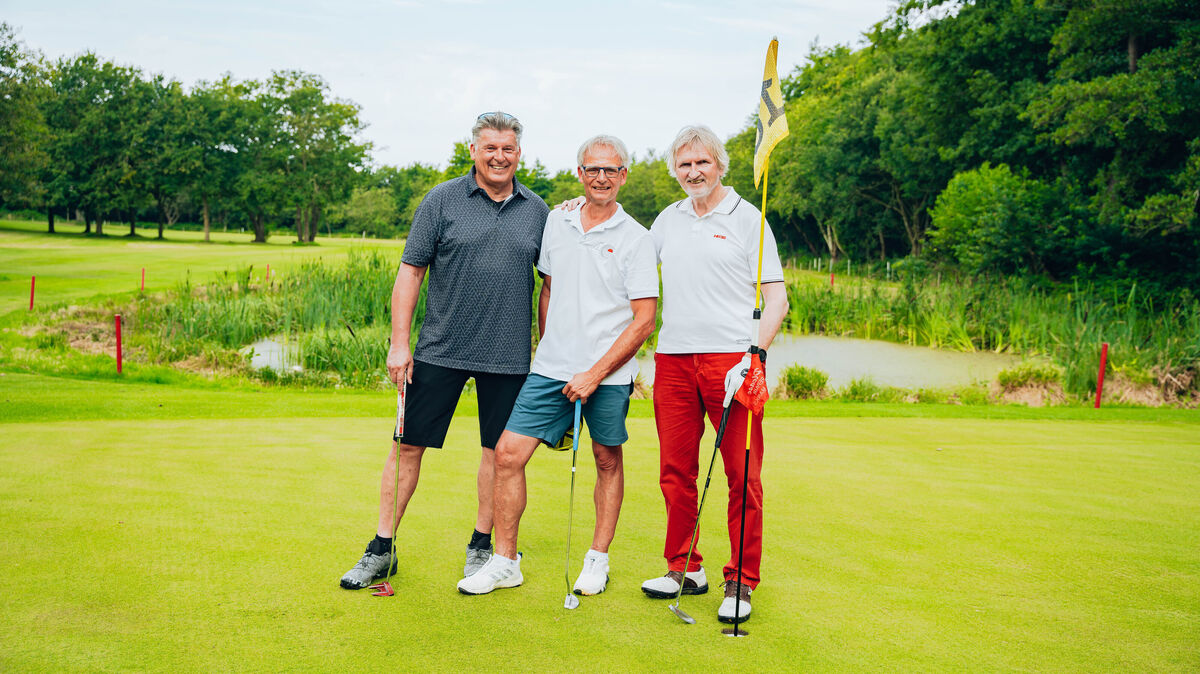 (V. r.) Vereinsvorsitzender Norbert Plambeck mit Platzwart Hans-Jürgen Brikey und Clubmitglied Michael Galinski auf Tee 16, eines der neuen Grüns. Foto: Keck