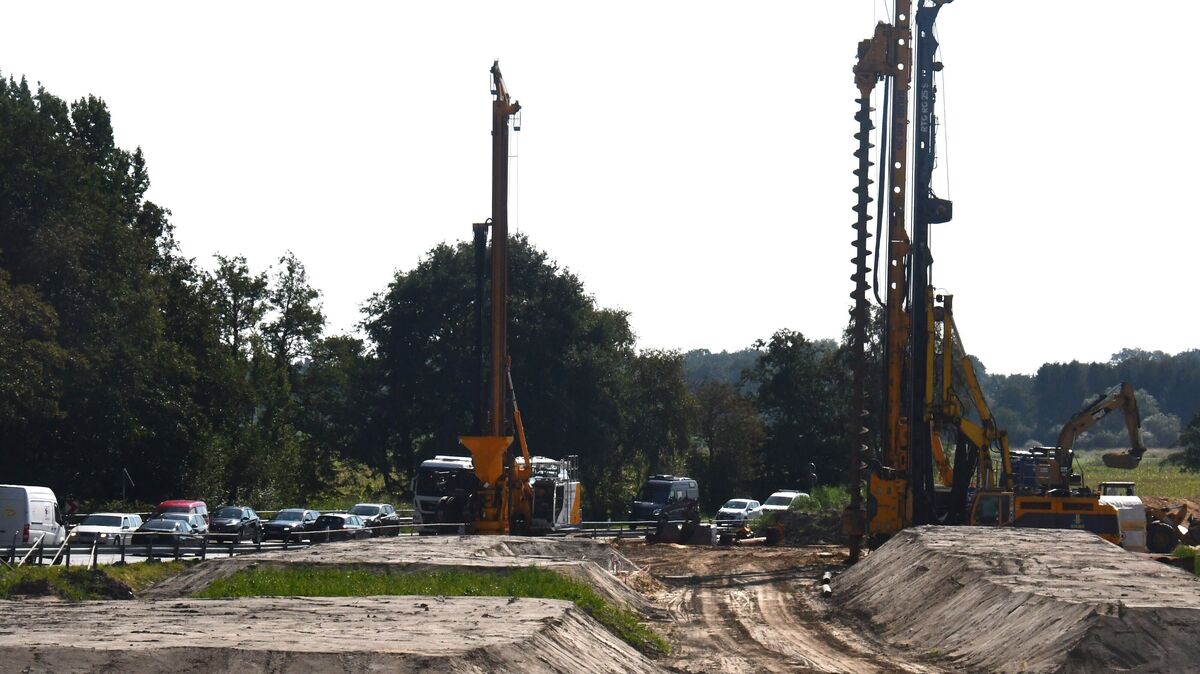 Großgeräte standen seit Baubeginn in dem Bereich, der für den Brückenneubau auf beiden Seiten der Oste präpariert wird, aber Bauarbeiter sieht man dort kaum noch. Stillstand auch auf der alten Brücke: Dort - siehe Foto - staut sich der Verkehr, da aus Sicherheitsgründen nur eine Hälfte der Fahrbahn genutzt werden darf. Archivfoto: Egbert Schröder