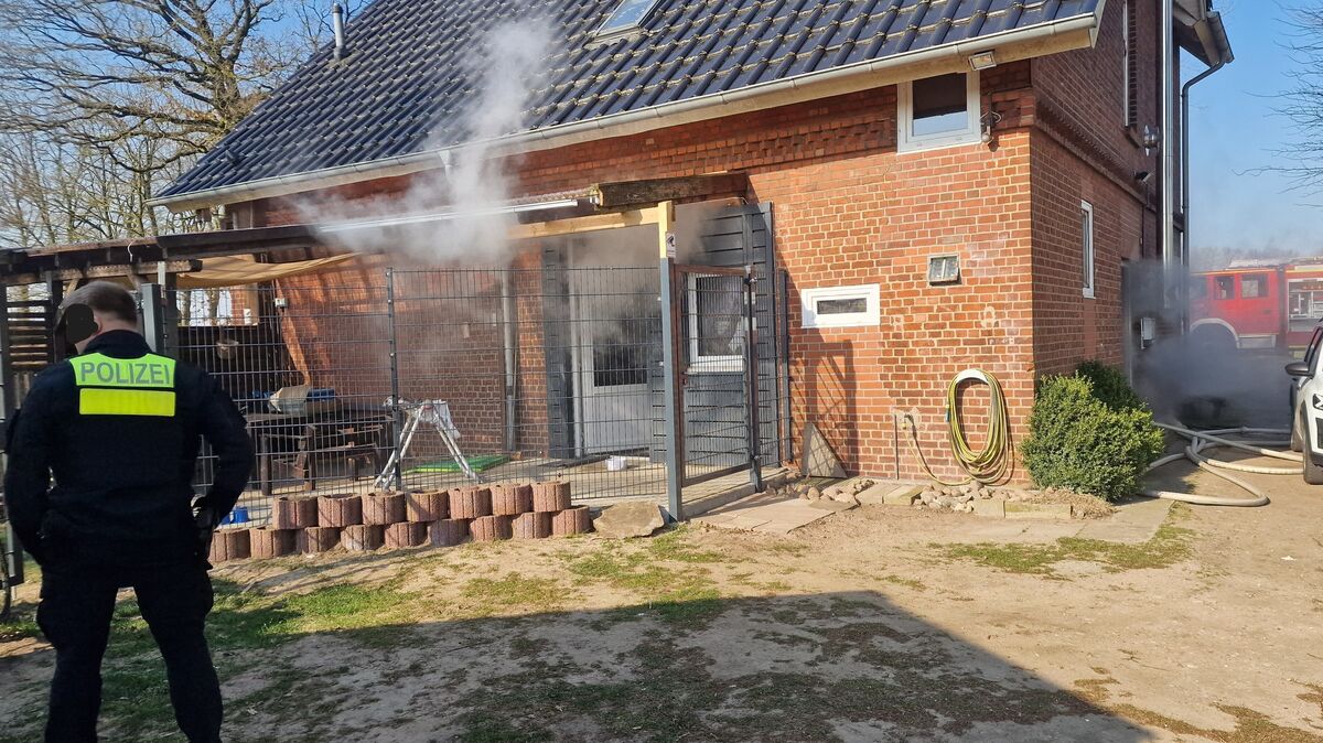 Beim Eintreffen der ersten Rettungskräfte kommt bereits dichter Rauch aus dem Gebäude. Foto: Lange