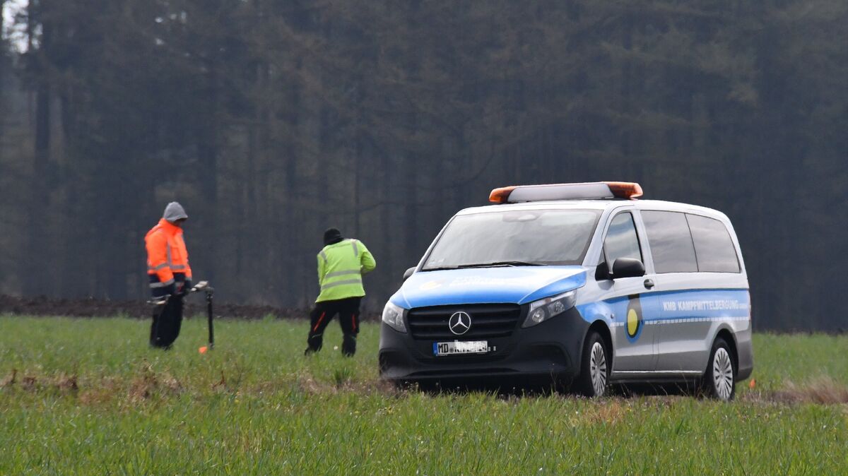 Mitarbeiter eines Kampfmittelräumdienstes kontrollieren das Areal zwischen Lamstedt und Mittelstenahe, in dem möglicherweise künftig ein Teil der Stromtrasse gen Süden verlaufen wird. Foto: Egbert Schröder