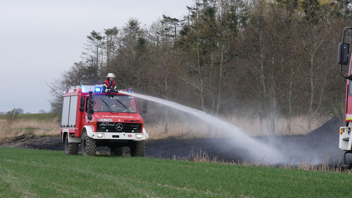 Aus geländegängigen Unimog wird das Feuer bekämpft. Foto: Lange