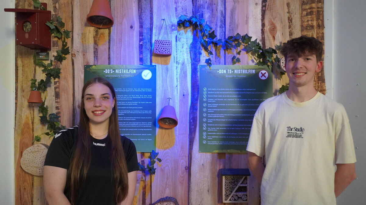 Lilly Fischer (l.) und Janis Hellwege (r.) präsentieren ihre Projekte zur Förderung von Insektenfreundlichkeit. Sie absolvieren ein freiwilliges ökologisches Jahr und einen Bundesfreiwilligendienst im Natureum. Foto: Brettschneider