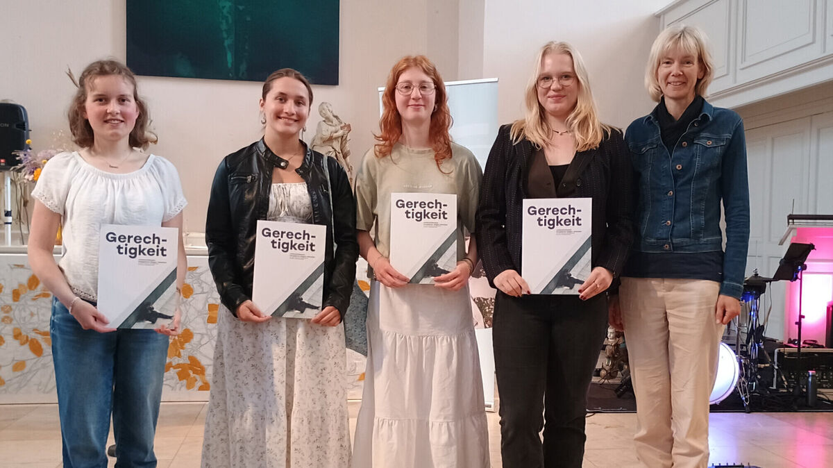 Freude über das Abschneiden beim Landeswettbewerb Religion: Emma Förtsch, Hanna Petzold, Emily Conrad, Charlotta Machulez und Lehrerin Monika Bokemeyer. Foto: Bokemeyer