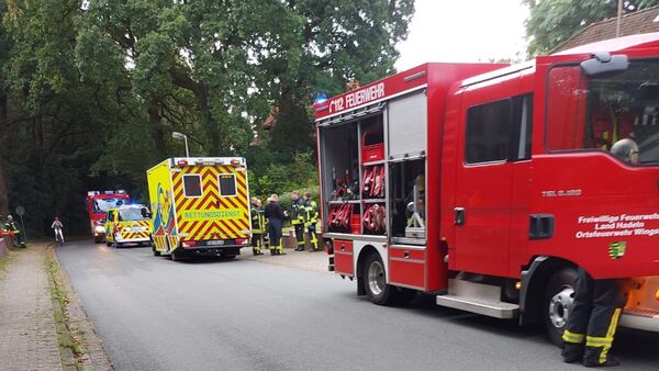 Frau in Wingst über Balkon gerettet: Feuerwehr im Einsatz