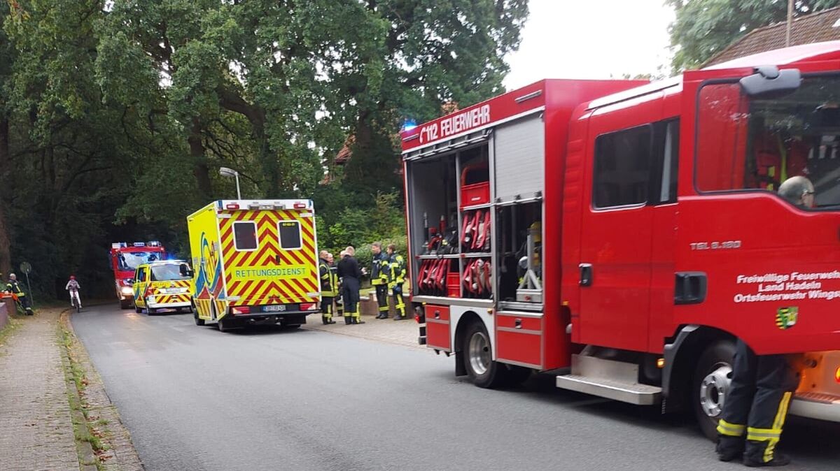 Während der Rettungsarbeiten ist die Straße etwa 90 Minuten lang halbseitig gesperrt. Foto: Lange