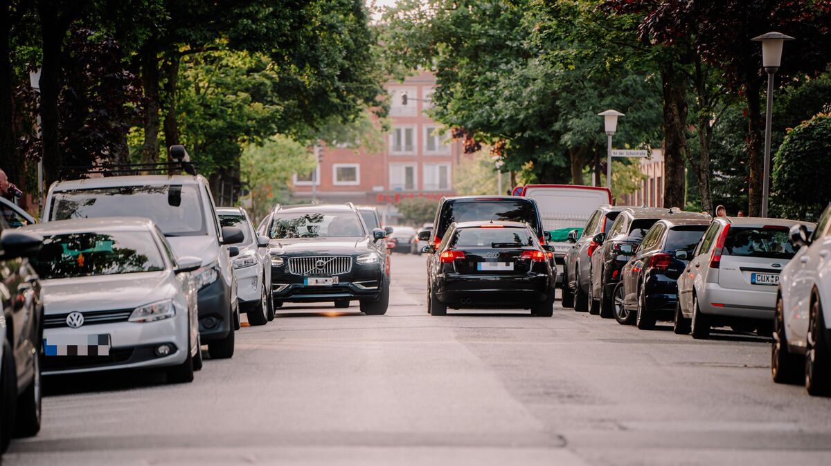 Besonders viele Autos halten vor dem Lichtenberg-Gymnasium (LiG) und der Realschule Cuxhaven. Foto: Keck
