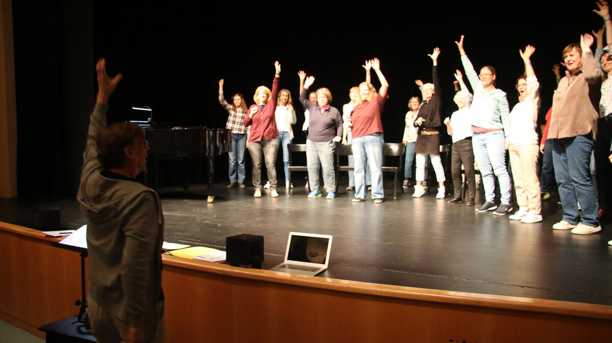 Teilnehmer des Carmina-Burana-Projekts im Stadttheater Cuxhaven proben mit Begeisterung und Energie für die Aufführung an Pfingsten 2026.