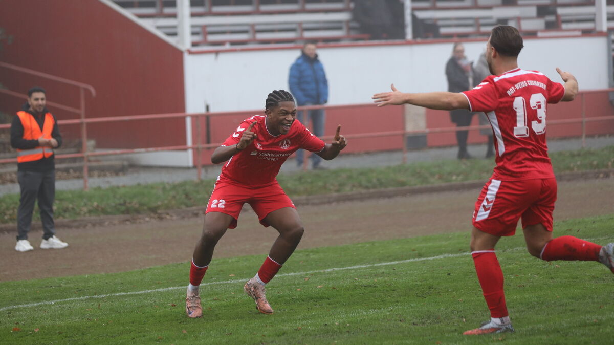 Der Jubel war riesig: A-Jugendspieler Okungbowa Bright traf bei seinem ersten Startelfeinsatz zur frühen Führung für Rot-Weiss Cuxhaven beim 3:1-Heimsieg gegen Hedendorf. Fotos: Unruh
