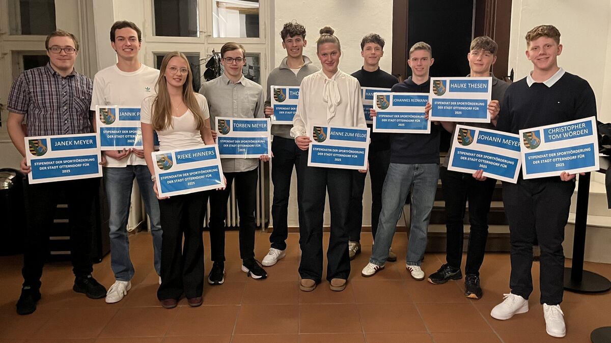 Die Stadt Otterndorf schüttet insgesamt 5000 Euro an erfolgreiche Nachwuchssportlerinnen und -sportler aus. In diesem Jahr dürfen sich freuen (v.l.): Janek Meyer, Jannik Pigorsch, Rieke Hinners Torben Meyer (alle Schwimmer), Thore Eibich, Aenne zum Felde, Hannes Herting, Johannes Redmann, Hauke Thesen und Christopher tom Wörden. Es fehlt: Johann Meyer. Foto: Unruh