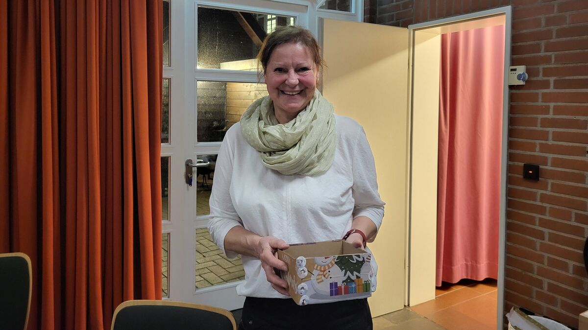 Marlies Müller hat den Stammtisch in Otterndorf ins Leben gerufen. Hier ist sie mit den Losen für die Tombola. Foto: Märthe Werder