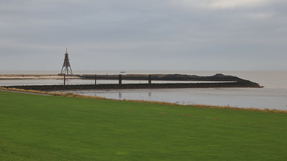 Viele Cuxhavener hoffen auf eine Öffnung des Bauhafens: Den meisten geht es dabei um eine besondere Bademöglichkeit. Foto: Koppe