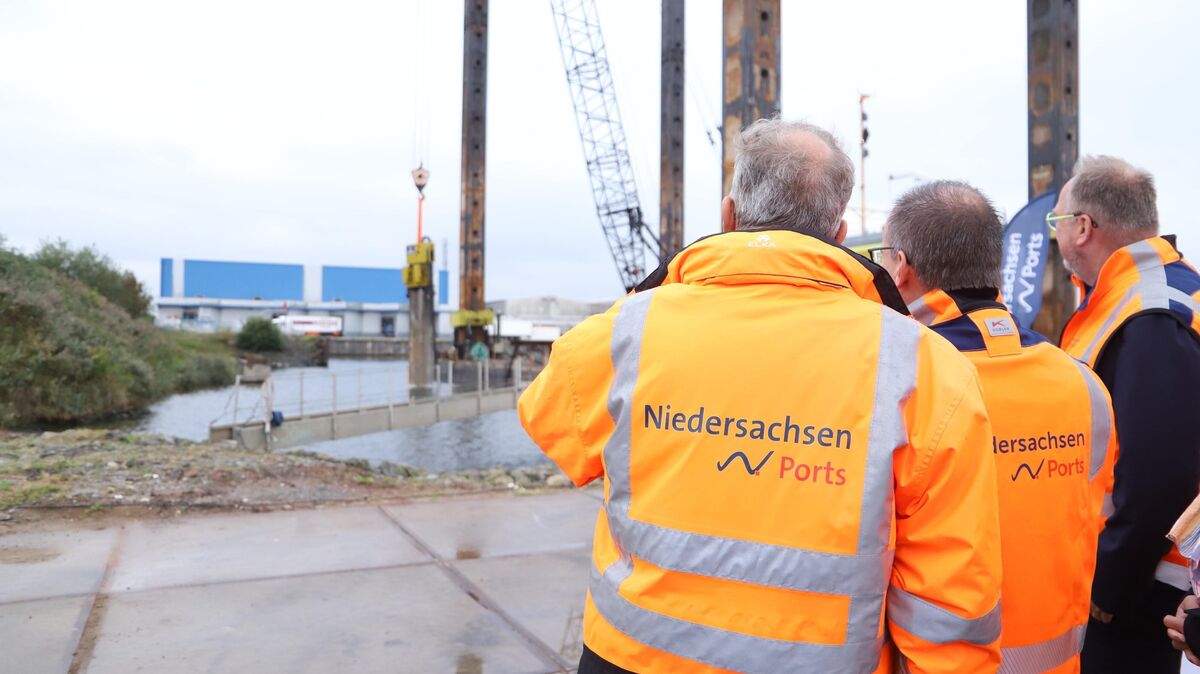 Baubeginn am Hansakai in Cuxhaven: Mit dem ersten Rammschlag startet der Bau einer 82 Meter langen Kaianlage, die neue Flächen für den Güterumschlag schaffen soll. Foto: Larschow