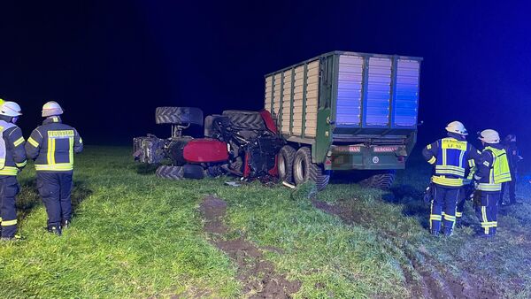 Zugfahrzeug überschlägt sich in Otterndorf: Gespann-Unfall auf Verbindungsweg