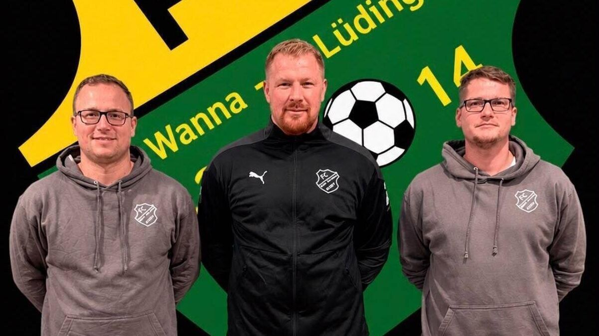 Der FC Wanna/Lüdingworth hat einen neuen Trainer für seine Kreisligamannschaft. Fußballabteilungsleiter Rene Beyer und Vorsitzender Ole Speetz freuen sich, dass sie Philipp Schlüter für den Verein gewinnen konnten. Foto: FC Wanna/Lüdingworth