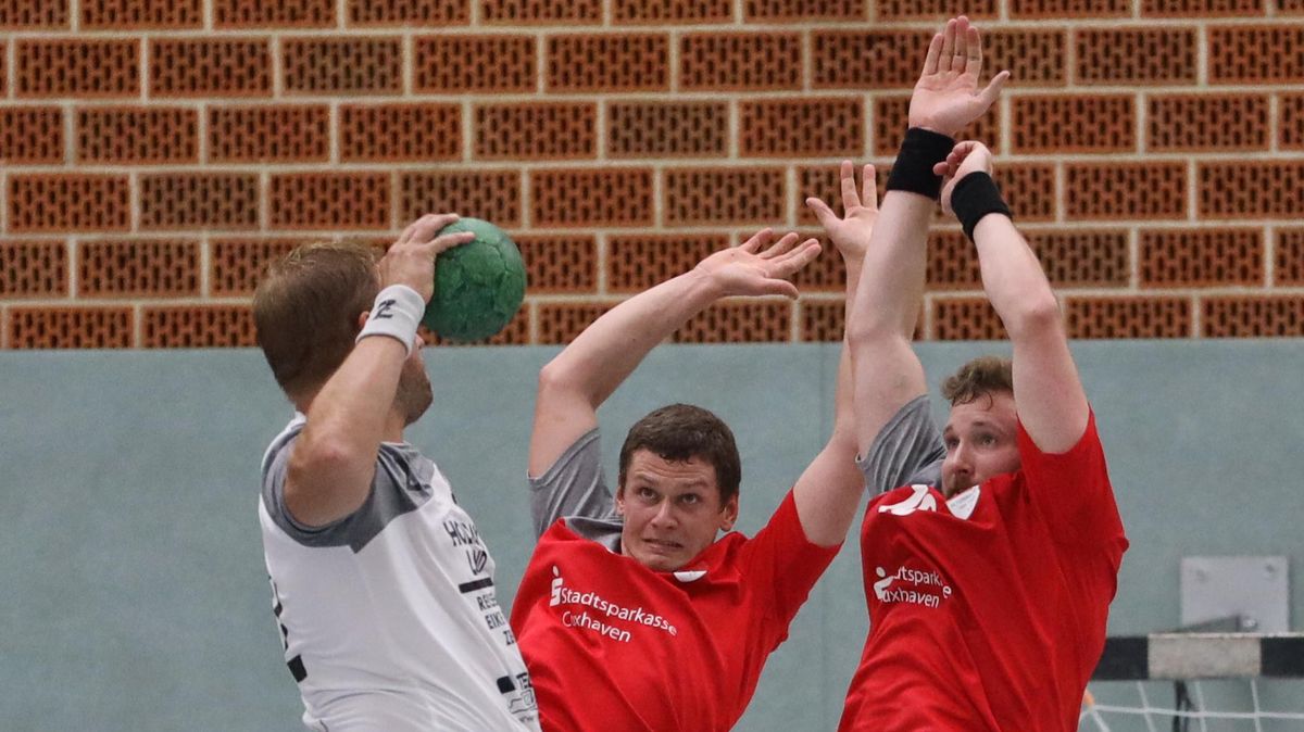 Dank einer starken Abwehrleistung haben die Handball-Herren des TSV Altenwalde den nächsten Sieg eingefahren. Die Mannschaft um Mirco Neu und Björn Oswald gewann beim Tabellenzweiten in Zeven mit 27:25 und baute die Spitzenposition in der Tabelle aus. Foto: Unruh