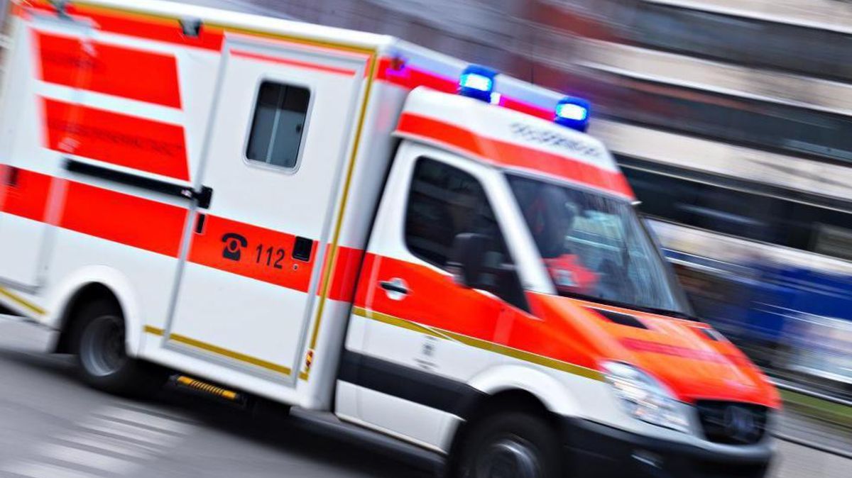 Die Frau wurde mit schwersten Brandverletzungen in eine Klinik gebracht. Symbolfoto: Armer/dpa