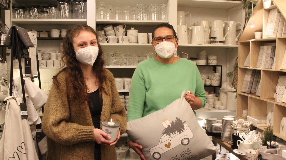 Liska Degotschin und Chefin Simona Meier aus dem Fachgeschäft Schalt in der Schillerstraße haben ihren Optimismus nicht verloren. Sie sind überzeugt, dass die Kundschaft auch 2G mitmacht. Fotos: Reese-Winne