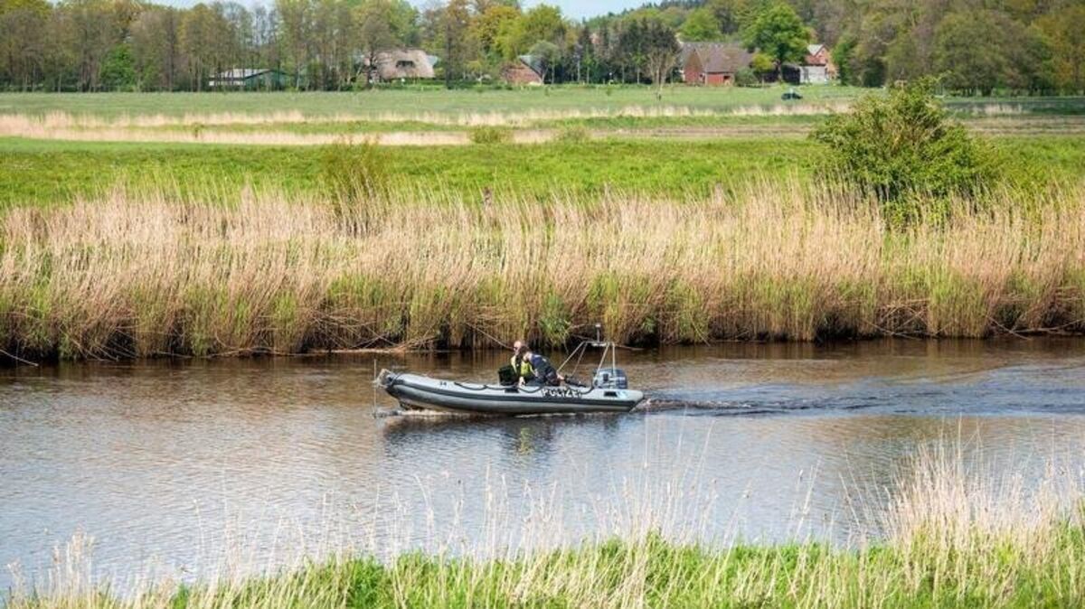 Ein Sonarboot der Polizei fährt während der Suche nach Arian am 29. April auf der Oste. Foto: Daniel Bockwoldt/dpa