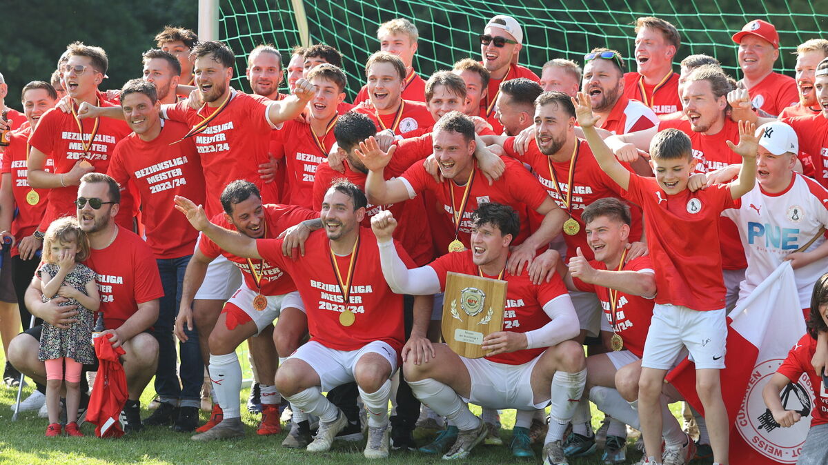 Der Jubel war groß im Juni: Rot-Weiss Cuxhaven wird Meister und steigt in die Landesliga auf. Foto: May