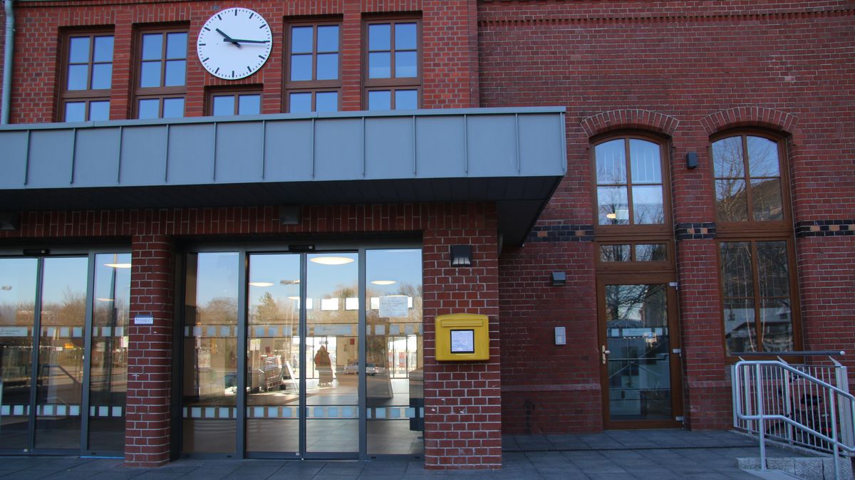 Seit ein paar Tagen hängt am Haupteingang zum Bürgerbahnhof Cuxhaven ein nagelneuer Briefkasten. Foto: Potschka