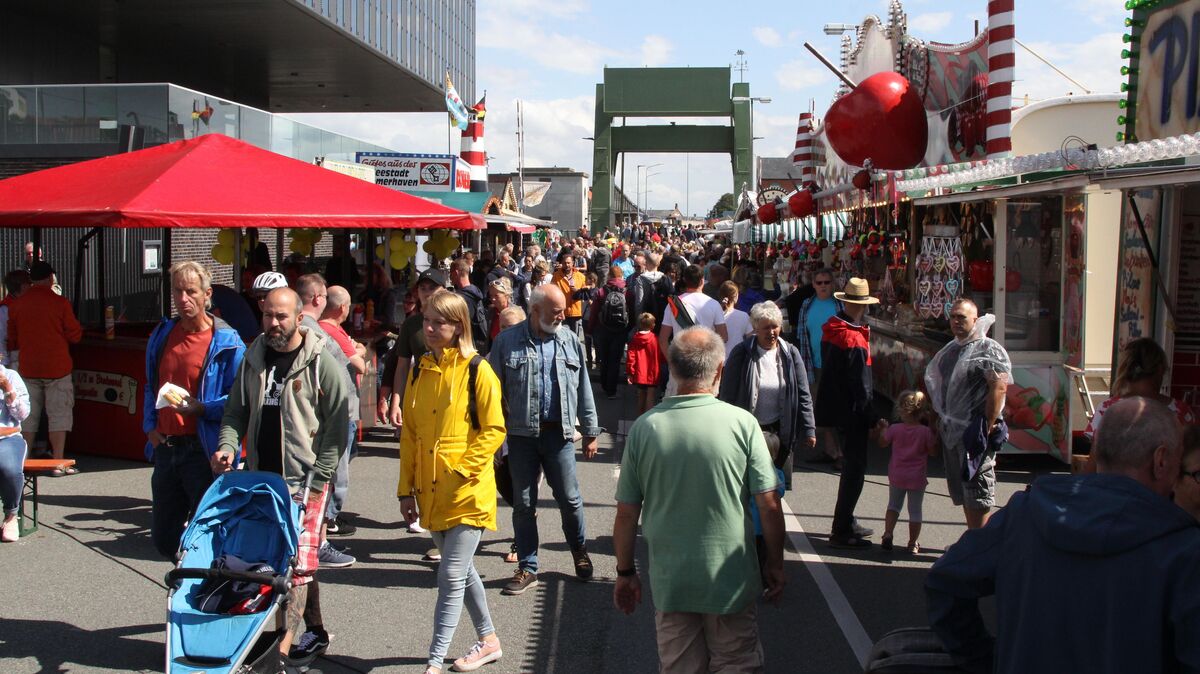 Auch zu den 45. Cuxhavener Hafentagen, das Veranstaltungsgelände erstreckt sich entlang der Klappbrücke und der Kapitän-Alexander-Straße, wird wieder mit einem starken Besucherandrang gerechnet. Archivfoto: Reese-Winne