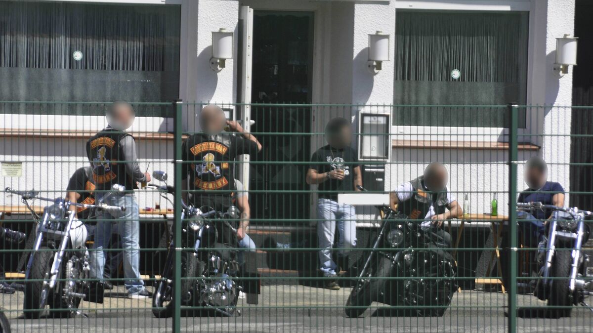 Mitglieder des Conquistadors MC vor einem Lokal in der Neuen Reihe, Cuxhaven. Der Verein gilt als Unterstützer-Formation der Bandidos. Foto: CNV-Archiv