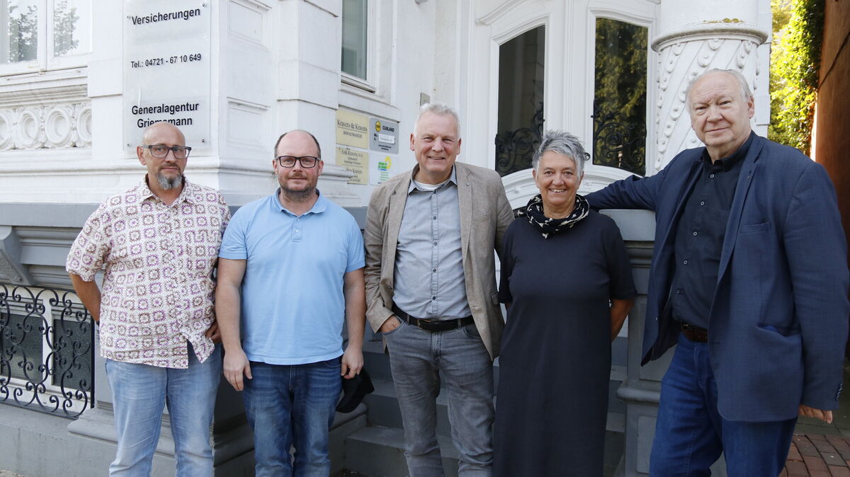 Betonen, dass man politisch weiterhin an einem Strang zieht: SPD-Fraktionsvize Cord Wichmann (2. v. l.), Grünen-Ratsfraktionschef Robert Babacé (M)., Bürgermeisterin Christine Babacé und der SPD-Ratsfraktionsvorsitzende Gunnar Wegener, hier mit Frank Struß (l.) von der Bündnis 90-Geschäftsstelle. Foto: Koppe