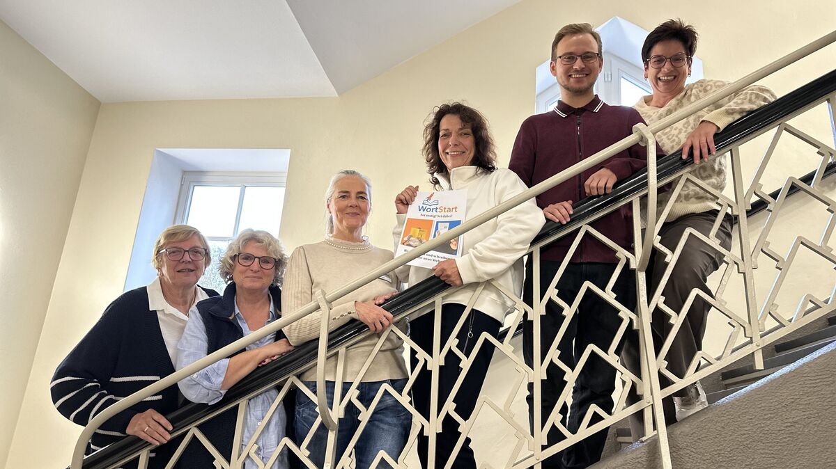 Hier geht's zum Lesen- und Schreibenlernen - und das WortStart-Projektteam will dabei helfen: V. l.: Heike Ahlf, Angelika Faust, Astrid Hebel, Kim Sennert, Nils Nickisch und Svenja Beckmann. Foto: Reese-Winne