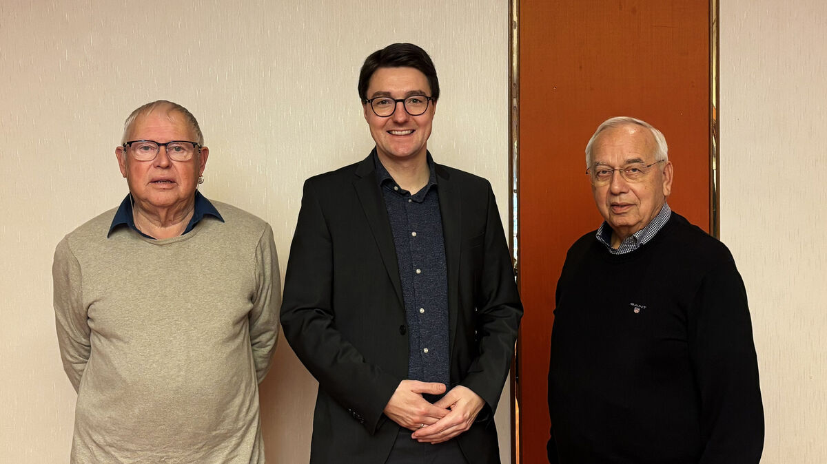 Der scheidende Präsident Dirk Sander (l.) und der Vizepräsident des Verbandes Klaus-Dieter Mau (r.) zusammen mit dem neuen Präsidenten des Deutschen Fischerei-Verbandes, Christoph Frauenpreiß. Foto: Ubl