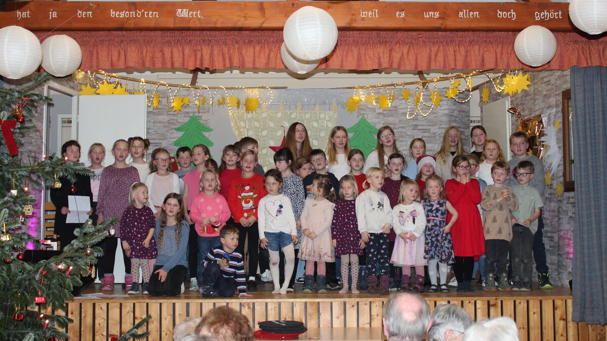 Die Armstorfer Kinder sorgen bei der DRK-Weihnachtsfeier für Stimmung. Foto: Morjan